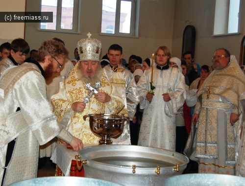 Обряд освящения воды провел архиепископ Феофан