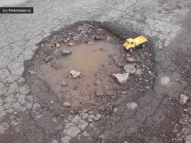 Более 600 тысяч рублей дорожники выплатят за яму.