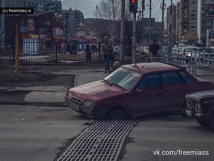 новости миасс, миасс ру, миасс онлайн, свободный миасс, новости миасс, провалился автомобиль, авто в миассе, перекресток комарово миасс