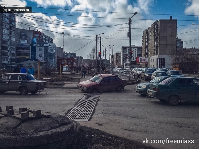 новости миасс, миасс ру, миасс онлайн, свободный миасс, новости миасс, провалился автомобиль, авто в миассе, перекресток комарово миасс